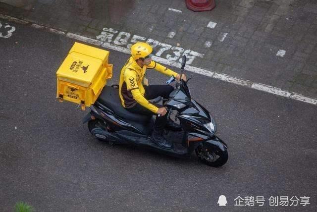 外卖骑手闯红灯背后的故事，小巷美食探秘之旅的惊险瞬间